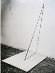 1975, 146×48×65 cm, kovová tyč, barva, dřev. deska, světelný zdroj, A