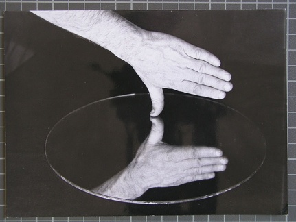 1973, 150×200 mm, fotografie, Dotyky a zrcadlení, sig., E