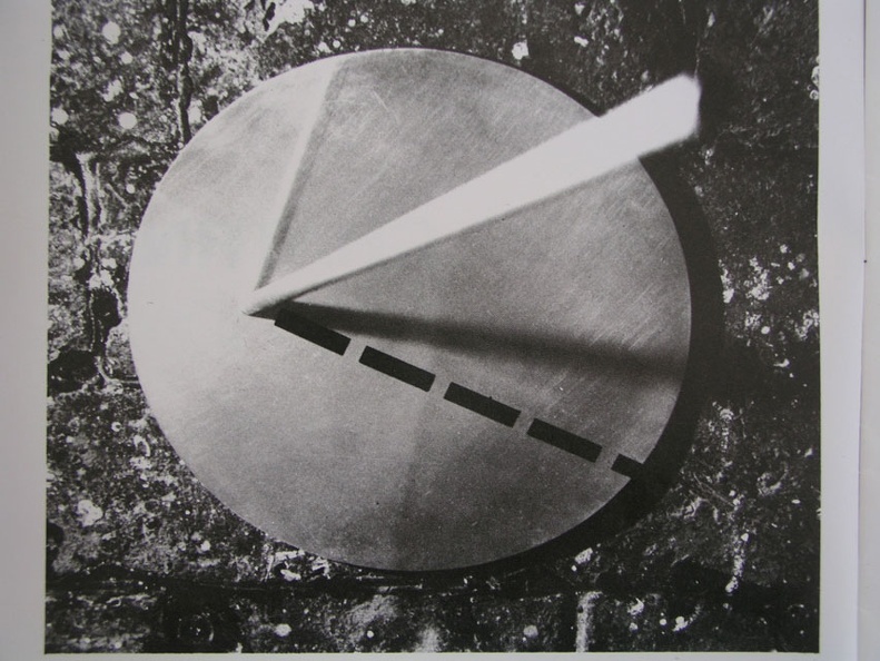 1969, prům. 33,5 cm, výška 89,5 cm, hliník, barva, Čtyři linie, nesig. soukr. sb. 251