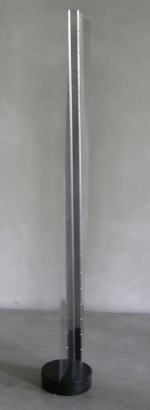1970, 24×171×25 cm, nerez. plech, dřevo, Stéla 3, nesig.
