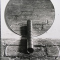 1974, v. 25 cm, prům. 37 cm, zrcadlo, ocel, tužka, nesig. 