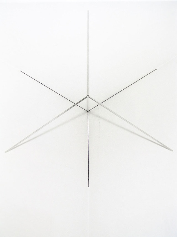 1971-76, 100×100×100 cm, nerez. trubky, tužka, světelný zdroj,  Korelace prostoru 1,  Osthaus-  Museum Hagen. 