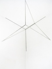 1971-76, 100×100×100 cm, nerez. trubky, tužka, světelný zdroj,  Korelace prostoru 2,  Osthaus-  Museum Hagen. 