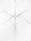 1971-76, 100×100×100 cm, nerez. trubky, tužka, světelný zdroj,  Korelace prostoru 2,  Osthaus-  Museum Hagen. 
