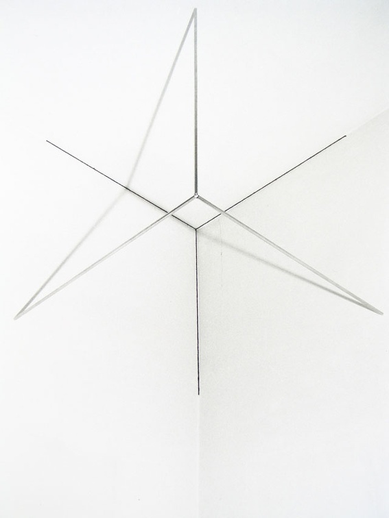 1971-76, 100×100×100 cm, nerez. trubky, tužka, světelný zdroj,  Korelace prostoru 3,  Osthaus-  Museum Hagen. 
