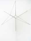 1971-76, 100×100×100 cm, nerez. trubky, tužka, světelný zdroj,  Korelace prostoru 3,  Osthaus-  Museum Hagen. 