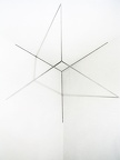 1971-76, 100×100×100 cm, nerz. trubky, tužka, světelný zdroj,  Korelace prostoru 4,  Osthaus-  Museum Hagen
