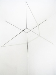 1971-76, 100×100×100 cm, nerez. trubky, tužka, světelný zdroj,  Korelace prostoru 5,  Osthaus-  Museum Hagen.