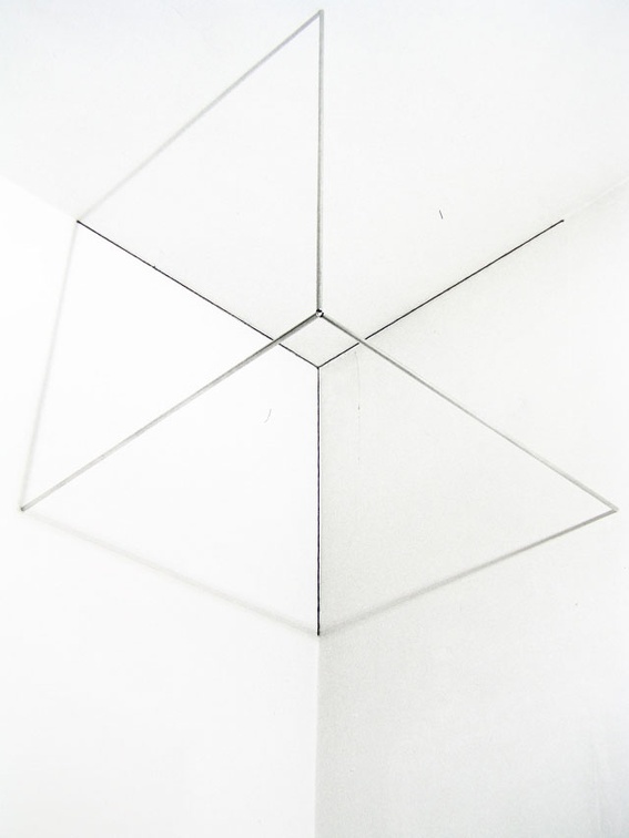 1971-76, 100×100×100 cm, nerez. trubky, tužka, světelný zdroj,  Korelace prostoru 7,  Osthaus-  Museum Hagen. 