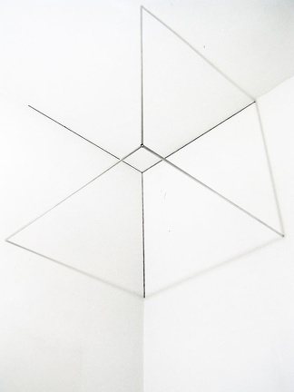 1971-76, 100×100×100 cm, nerez. trubky, tužka, světelný zdroj,  Korelace prostoru 8,  Osthaus-  Museum Hagen. 