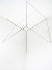 1971-76, 100×100×100 cm, nerez. trubky, tužka, světelný zdroj,  Korelace prostoru 10,  Osthaus-  Museum Hagen.