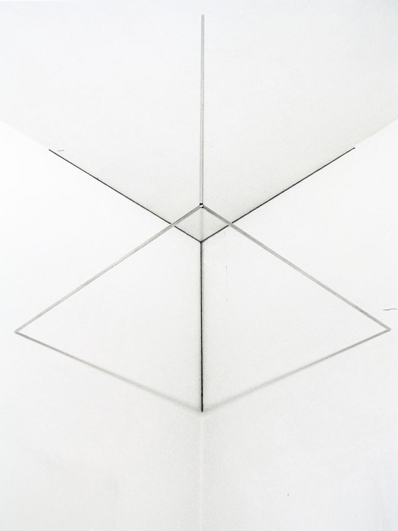 1971-76, 100×100×100 cm, nerez. trubky, tužka, světelný zdroj,  Korelace prostoru 12,  Osthaus-  Museum Hagen.