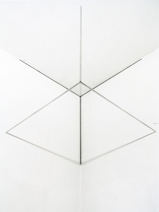 1971-76, 100×100×100 cm, nerez. trubky, tužka, světelný zdroj,  Korelace prostoru 12,  Osthaus-  Museum Hagen.