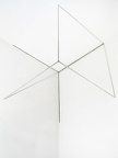 1971-76, 100×100×100 cm, nerez. trubky, tužka, světelný zdroj,  Korelace prostoru 13,  Osthaus-  Museum Hagen. 