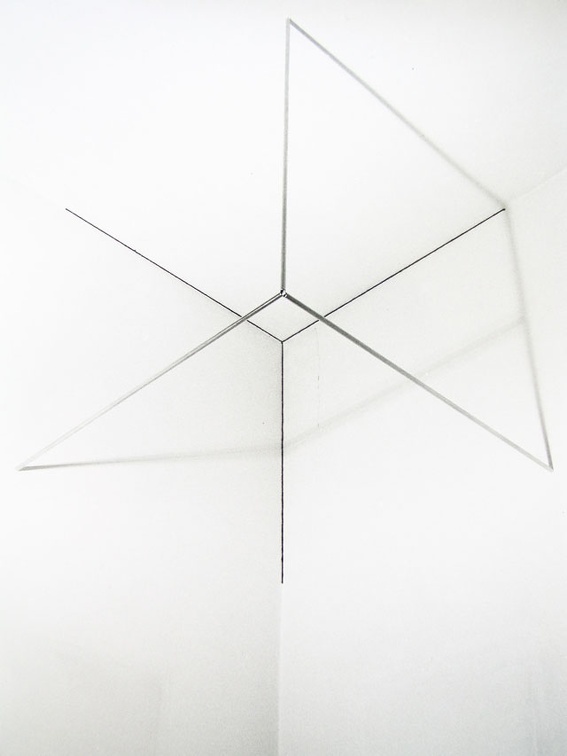 1971-76, 100×100×100 cm, nerez. trubky, tužka, světelný zdroj,  Korelace prostoru 14,  Osthaus-  Museum Hagen. 