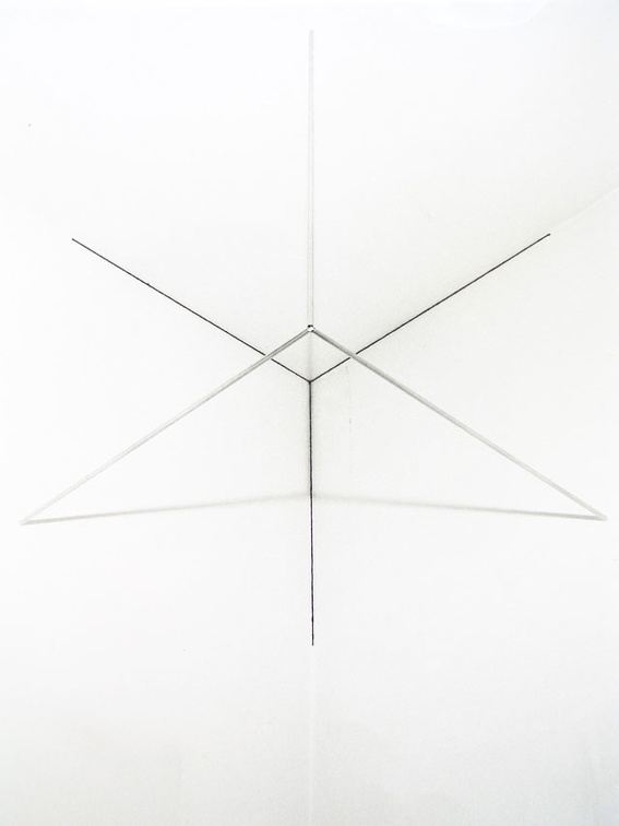 1971-76, 100×100×100 cm, nerez. trubky, tužka, světelný zdroj,  Korelace prostoru 16,  Osthaus-  Museum Hagen. 