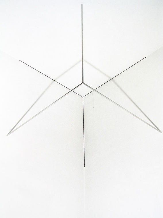 1971-76, 100×100×100 cm, nerez. trubky, tužka, světelný zdroj,  Korelace prostoru 17,  Osthaus-  Museum Hagen.