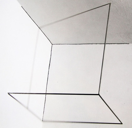 1971-76, 50×50×50 cm, nerez. trubky, tužka, světelný zdroj, Korelace prostoru 2, soukr. sb.275