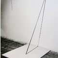 1975, 146×48×65 cm, kovová tyč, barva, dřev. deska, světelný zdroj, A