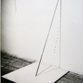 1975, 146×48×65 cm, kovová tyč, barva, dřev. deska, světelný zdroj, B
