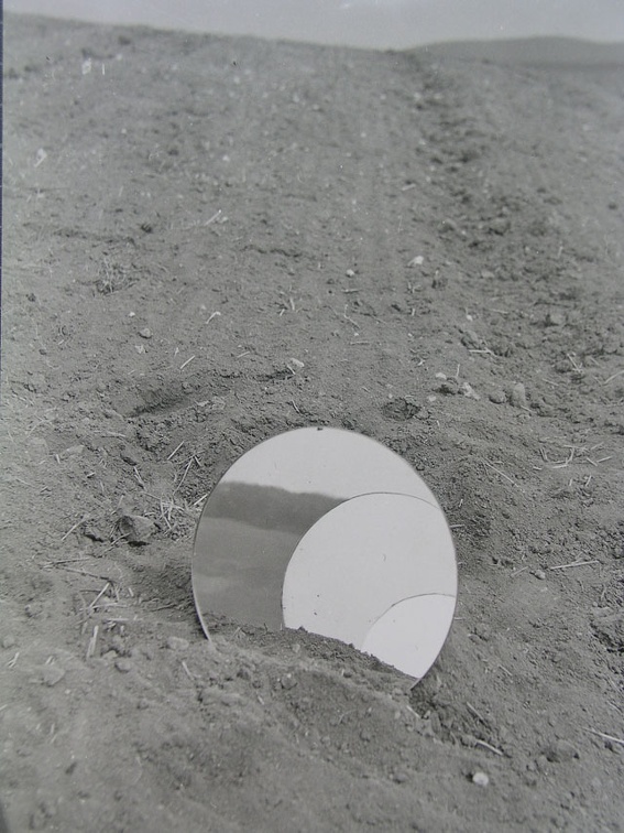 1973, prům. 37 cm, zrcadla v krajině, Souvislosti protilehlých horizontů, J  GHMP
