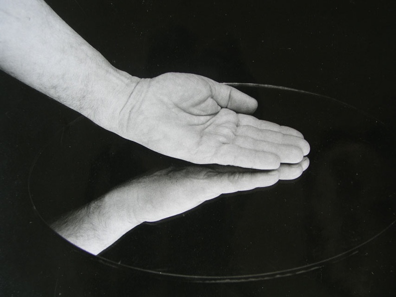 1973, ruka, zrcadlo (viz publik. soukr. tisky)A, Kontakt Vídeň