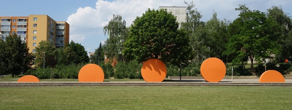 1982, 2800×5500×35 cm, pohledový beton, barva, Pět segmentů kruhu, Brno-Starý Lískovec