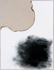 1983, 320×250 mm, popel ze spáleného místa rozetřený na zbytku papíru, nesig.