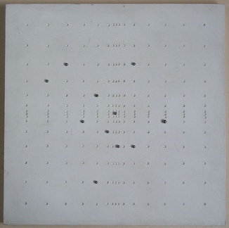 1968, 47,5×47,5 cm, dřevo, akryl, ocelové kuličky, Variabilní bodovy řád, sig.
