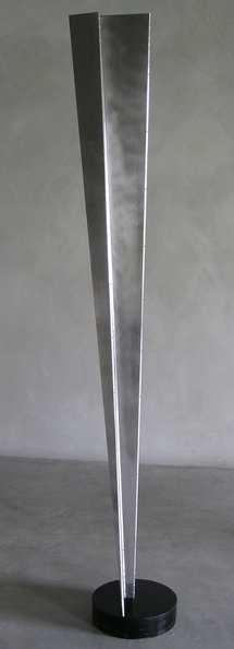 1970, 24×171×25 cm, nerez. plech, dřevo, Stéla 1, nesig.