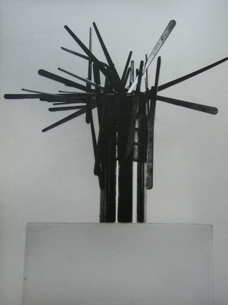 1972, výška 16 cm, ferity, kovové segmenty, nedochováno